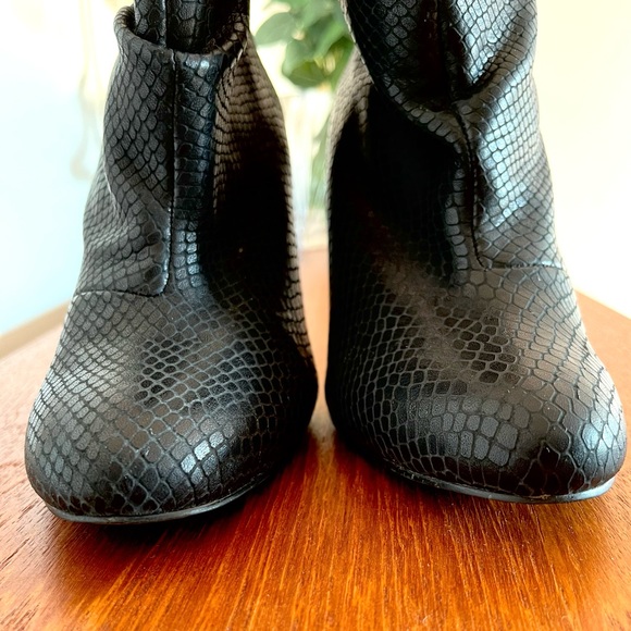 BETSY JOHNSON Slouch Bootie/Ankle Boot, Excellent Condition, Size 8M - Picture 4 of 13